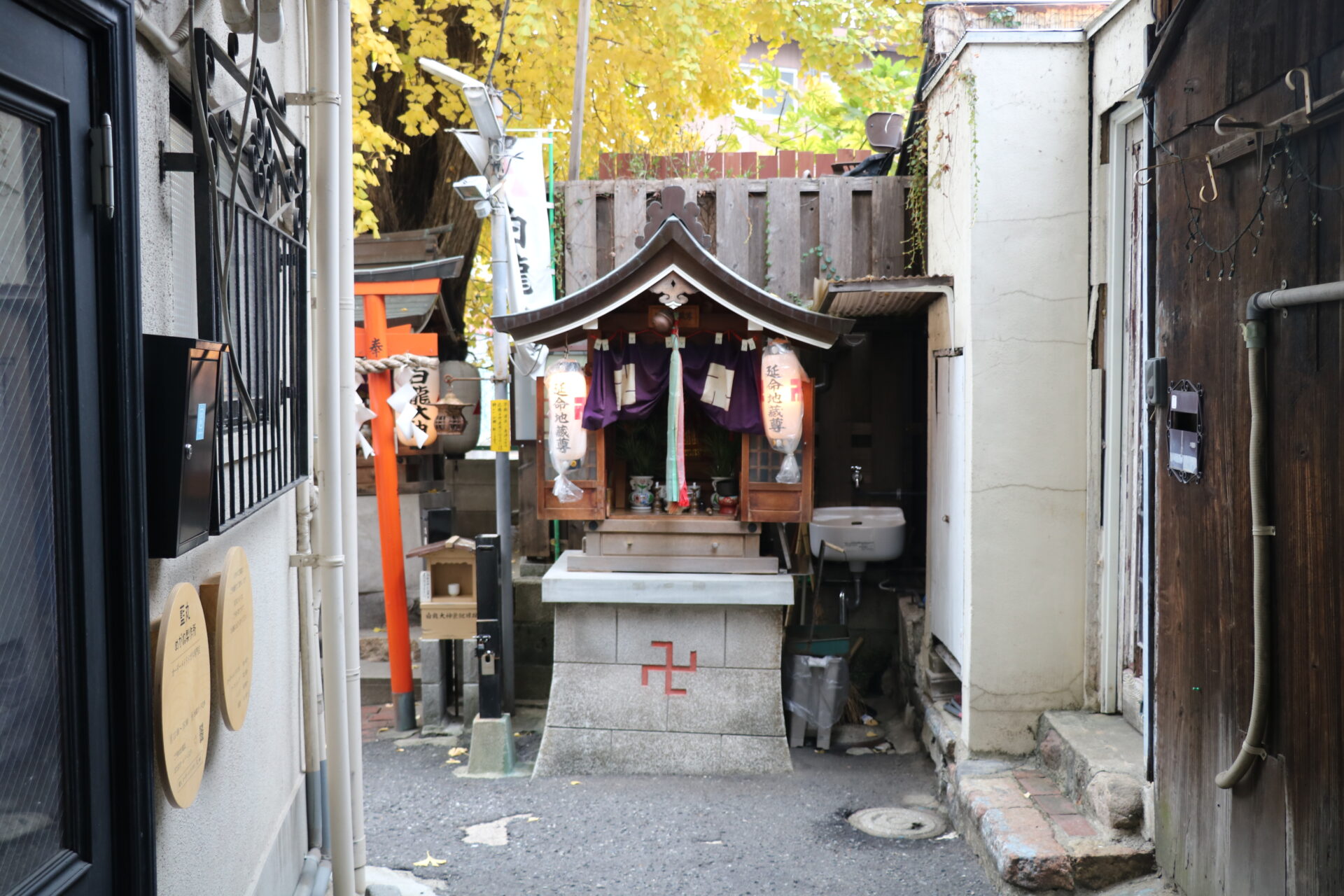 路地の奥に行くと小さな祠が見えてくる。