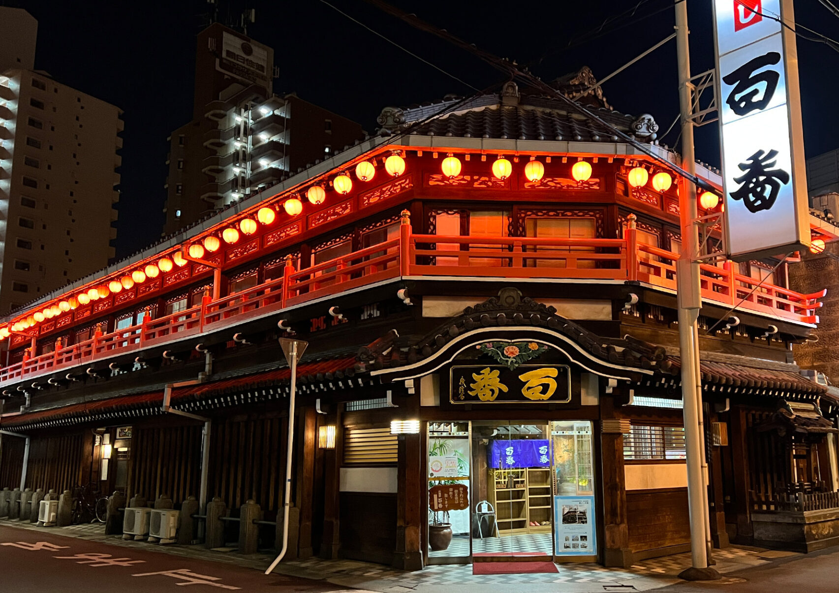 飛田新地の代表格として堂々とした佇まいを醸し出す。