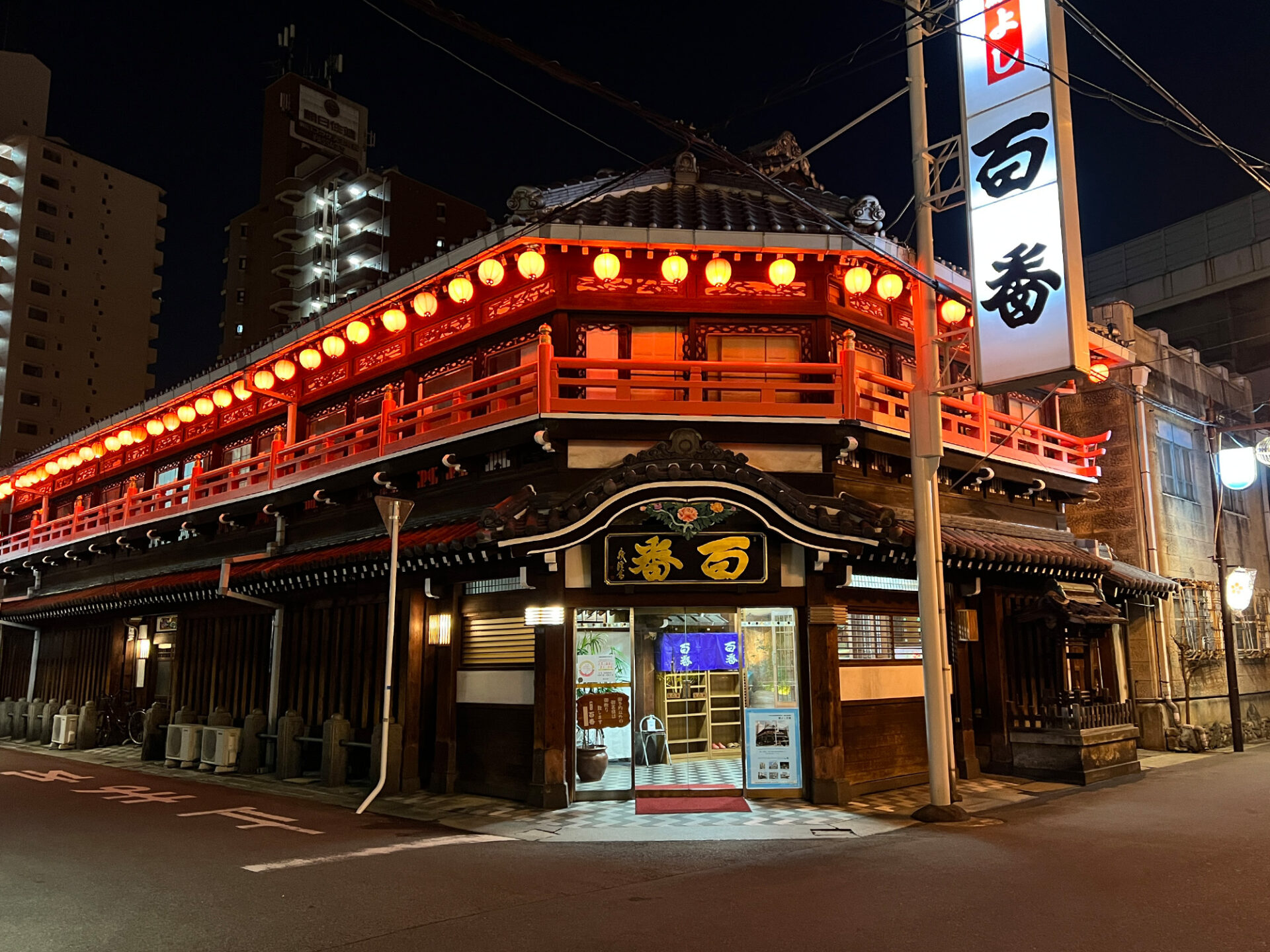 飛田新地の代表格として堂々とした佇まいを醸し出す。